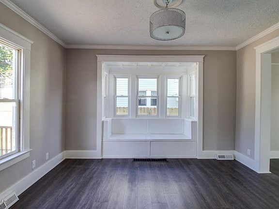 4th image of 30 Phelps Ave