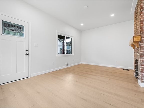4th image of 293 Lexington Ct