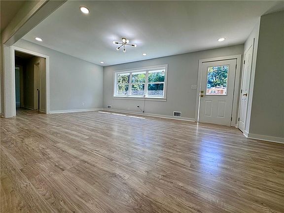 3rd image of 2224 Doris Dr