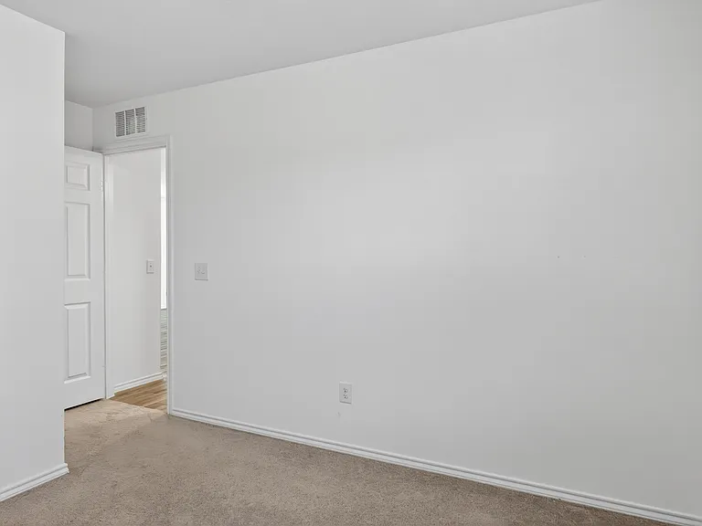 605 Grenada Lake Dr — Photo 33