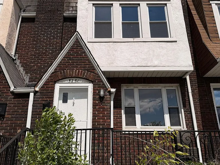 3231 Dundalk Ave — Photo 1