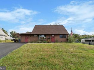 14 Cinnamon Rd, Levittown, PA 19057