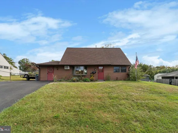 14 Cinnamon Rd, Levittown, PA 19057