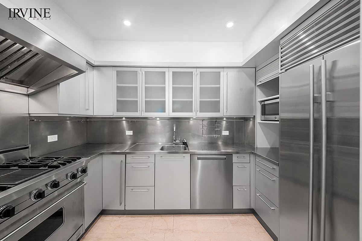 325 East 53rd Street — Photo 4
