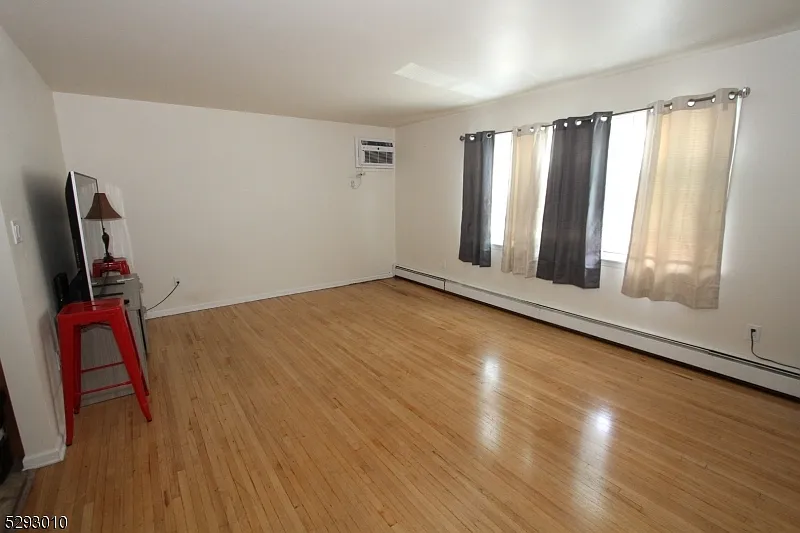 1 bed, 1.0 bath, $1,600 — Photo 2