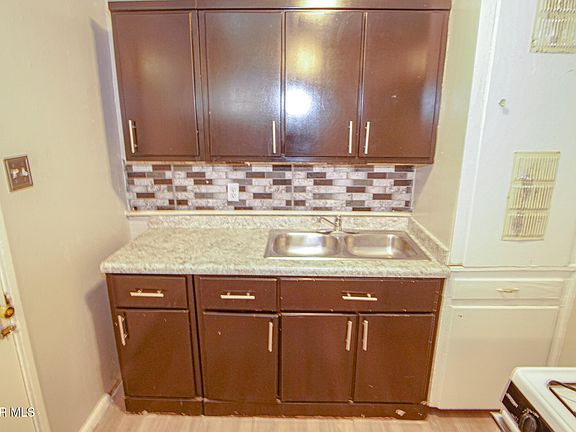 5th image of 1421 Saint Johns Dr Unit 2