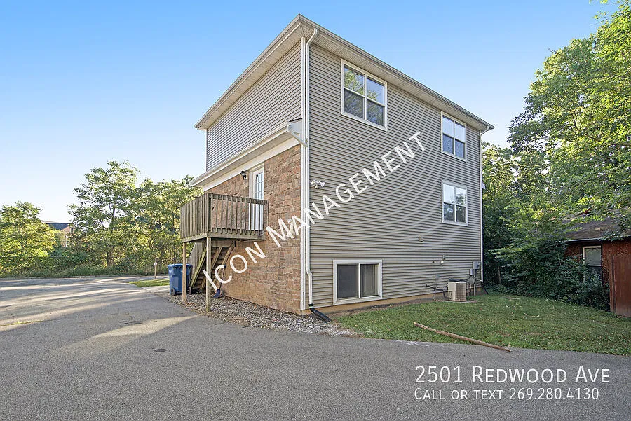 Spacious Off-Campus Living Walk to Class! — Photo 2