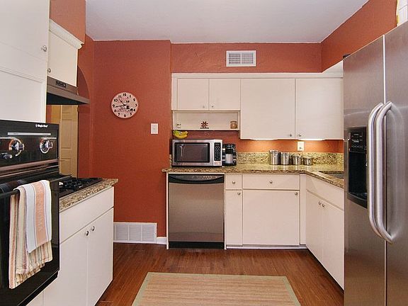 3rd image of 302 Dover Dr
