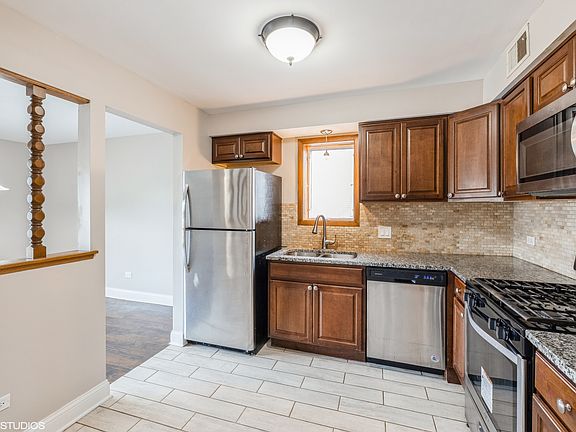 3rd image of 10412 S Komensky Ave APT 3S