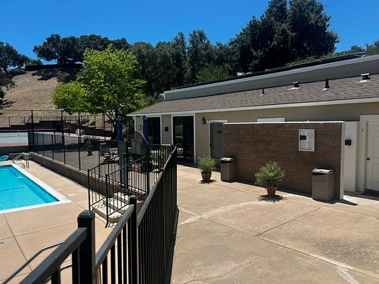 736 Hillside Dr — Photo 42