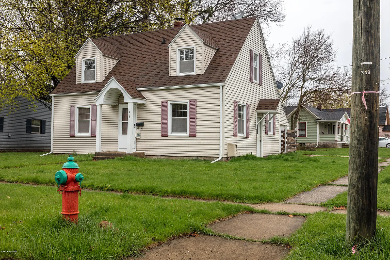 319 E North St photo 1