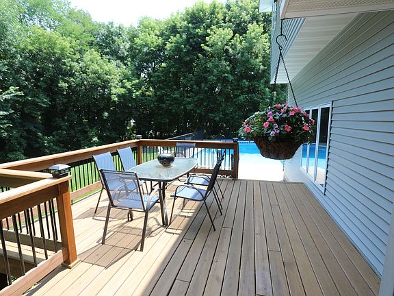 3rd image of 25419 Greenwood Ct