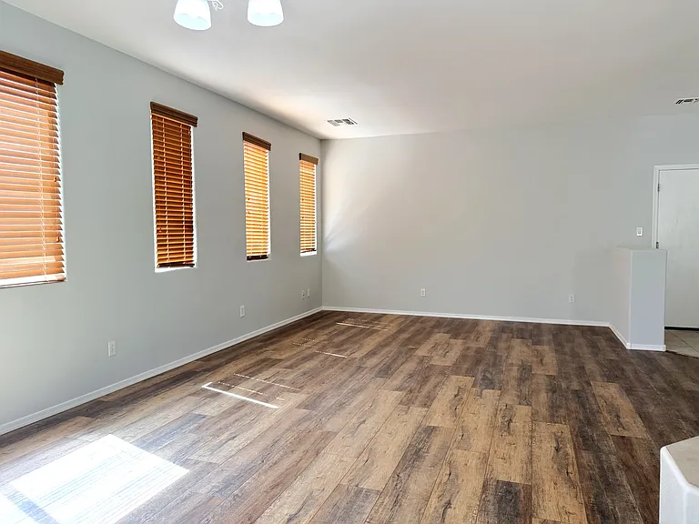 1287 E Julian Dr — Photo 3