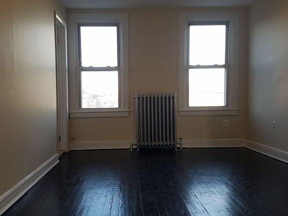 4th image of 33 Oak St #2