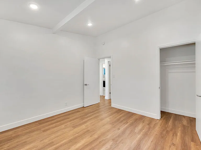 5338 Campo Rd — Photo 12