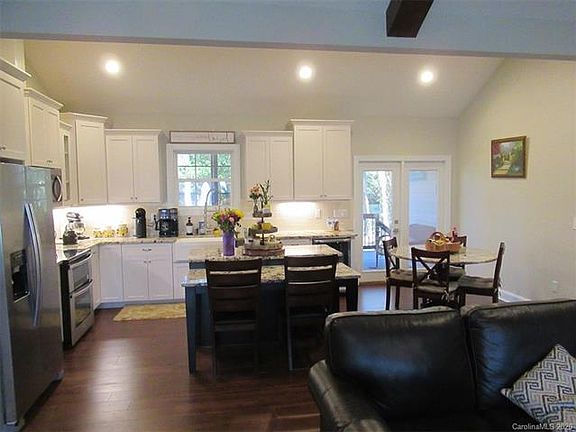 5th image of 2719 Highland Dr