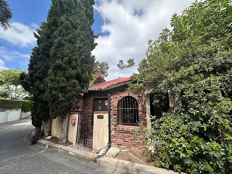 2074 Paramount Dr — Photo 7