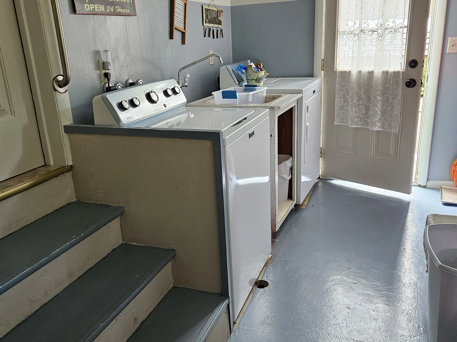 $950 Compact studio apartment, furnished, private home - Fairview — Photo 3