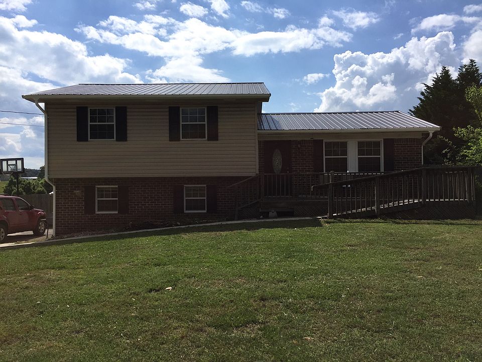 1st image of 2462 Twin Oaks Dr SE