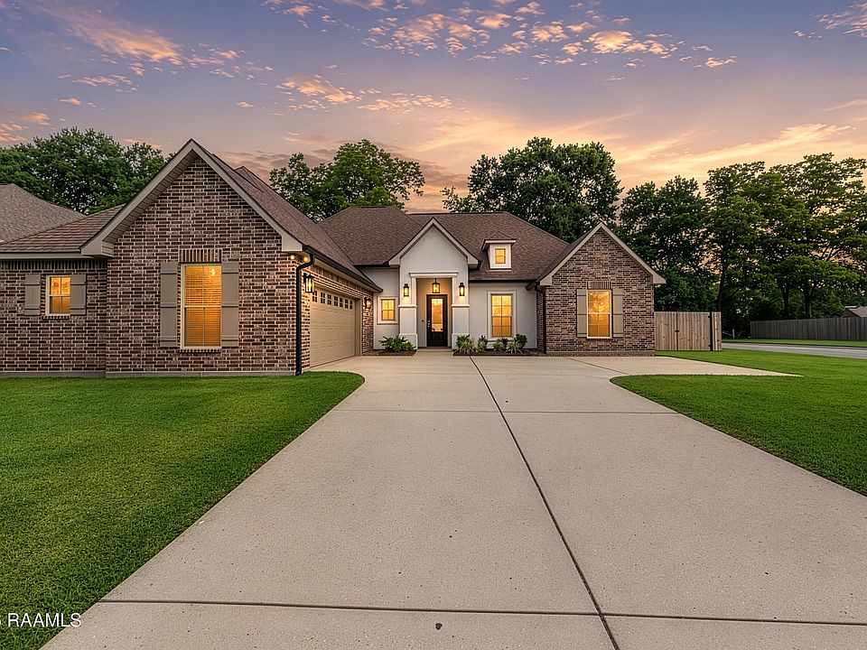 1st image of 200 Hidden Ridge Dr