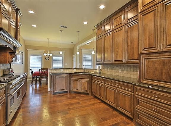 4th image of 2318 Lynbrook Dr