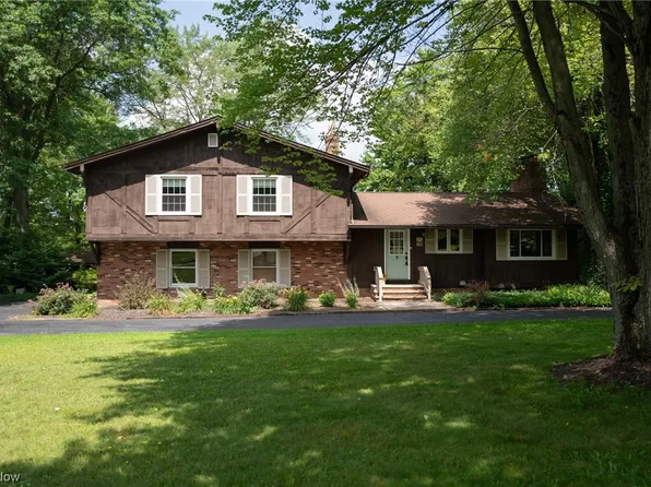 18038 Elliott Dr, Chagrin Falls, OH 44023