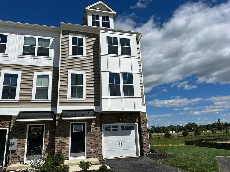 752 Rosler Way — Photo 1
