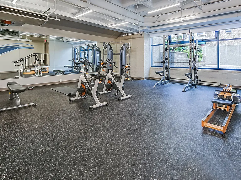 735 W Wisconsin Ave — Photo 4