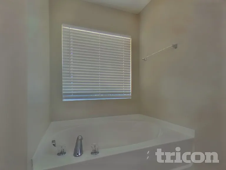 401 Silver Spring St — Photo 8