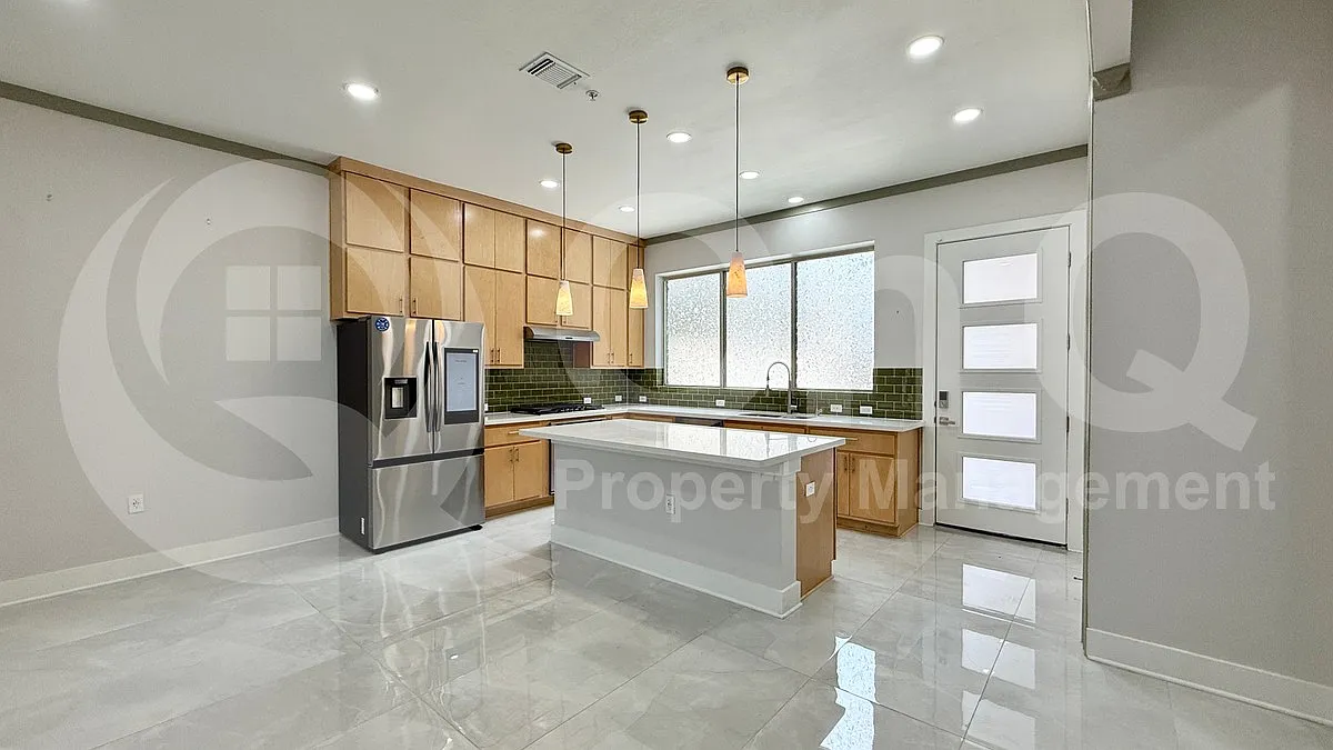 4 bed, 5.0 bath, 3645 sqft, $6,700 — Photo 4