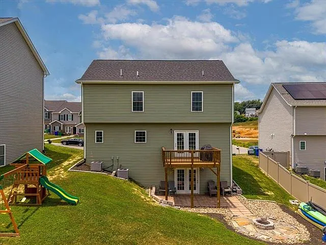 990 Holland Loop — Photo 2