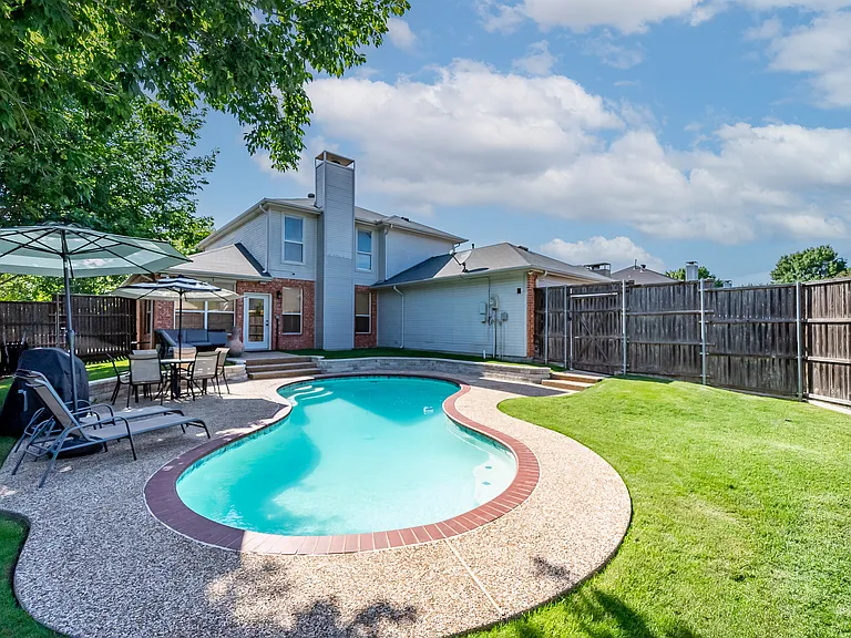 1011 Aylesbury Dr — Photo 1