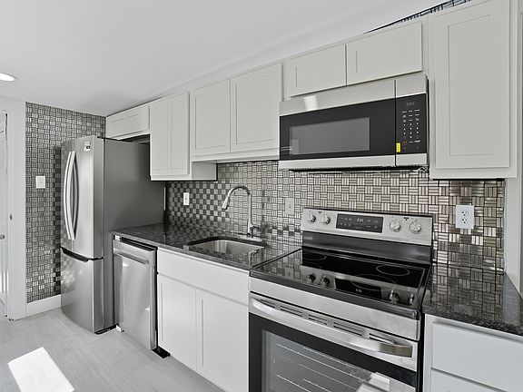 5th image of 2247 Flora St APT 3A