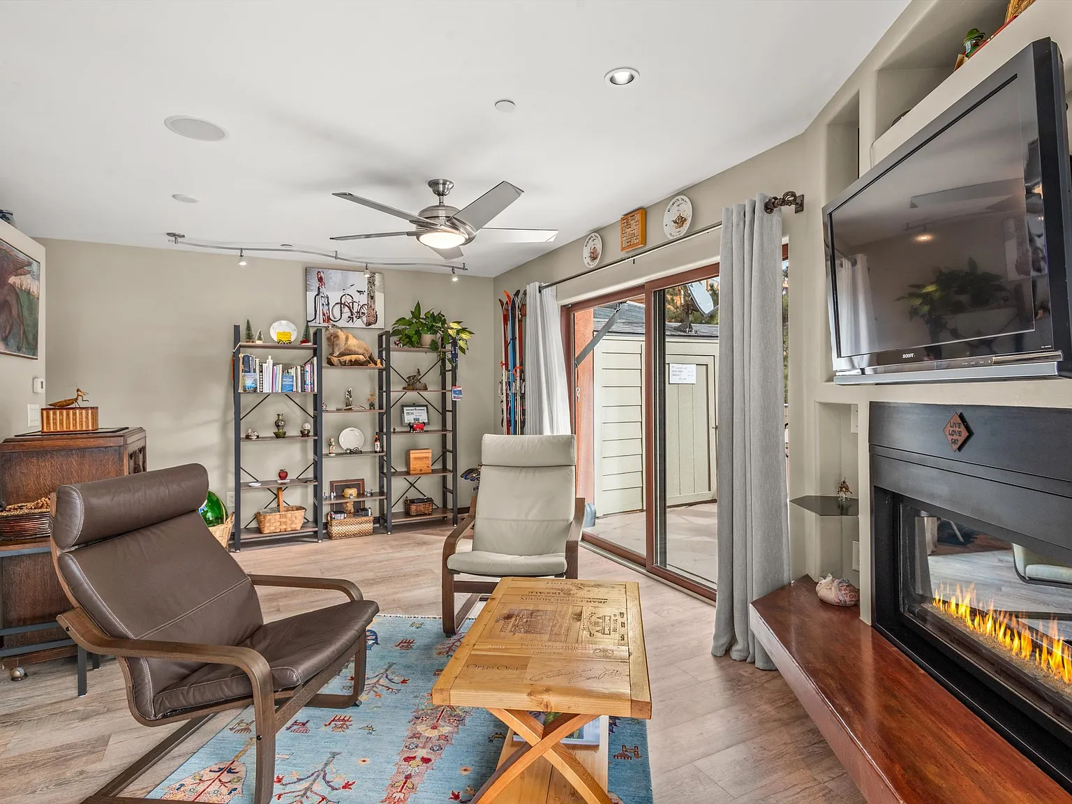 1 bed, 1.5 bath, 922 sqft, $4,250 — Photo 3