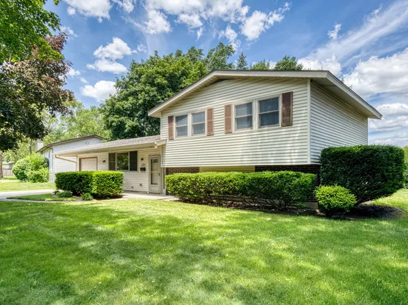 304 Dartmoor Dr, Crystal Lake, IL 60014