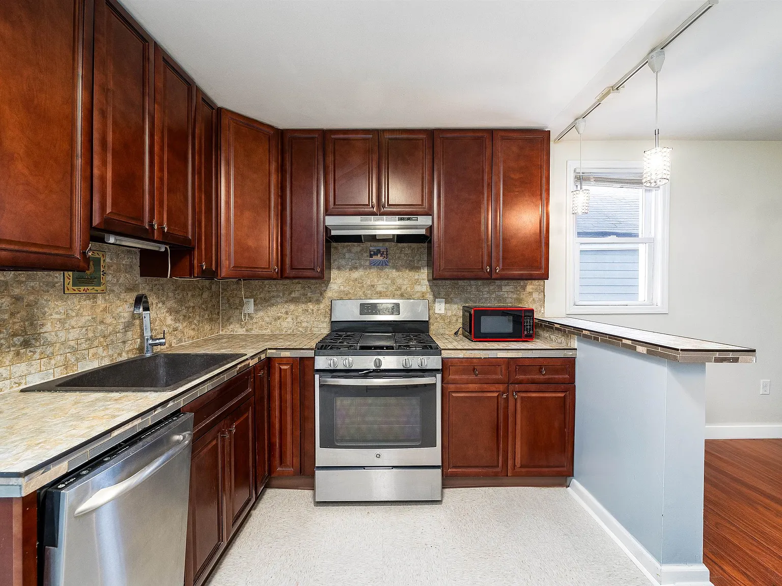 1 bed, 1.0 bath, 700 sqft, $1,850 — Photo 2