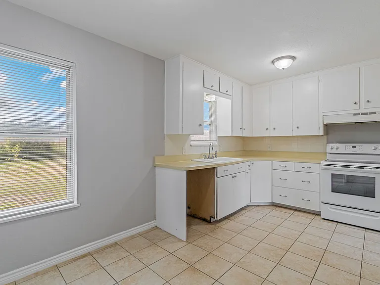 1610 Sprucewood Dr — Photo 3