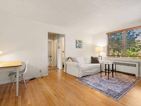 2nd image of 136 Beaconsfield Rd APT 2