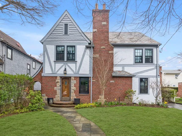 14 Hewitt Road, Rockville Centre, NY 11570