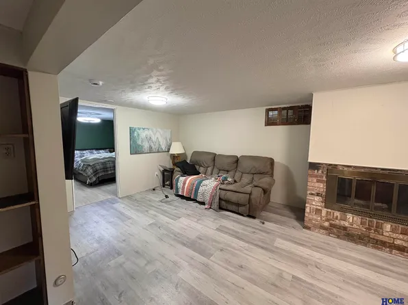 7127 Englewood Dr, Lincoln, NE 68510