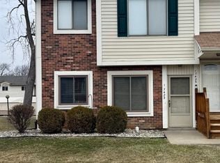 17423 Utica Oaks Ln, Roseville, MI 48066