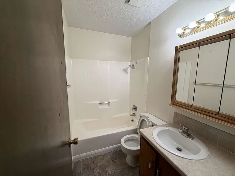 1058 N 250 W #3 — Photo 18