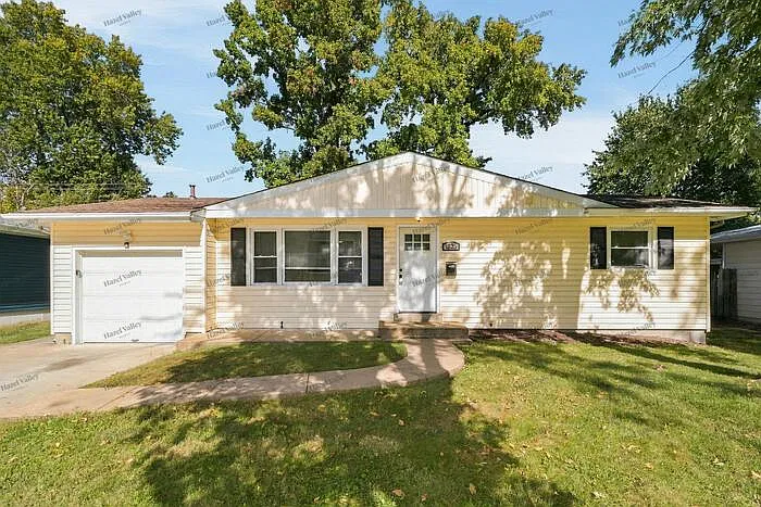 1325 Lindsay Ln