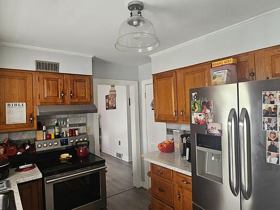 5th image of 115 Berkley St