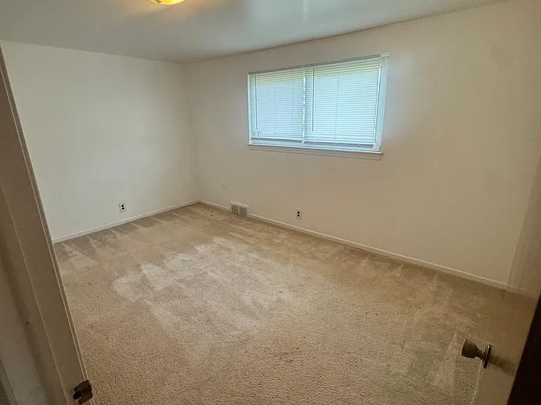 10922 Chicago Rd — Photo 14