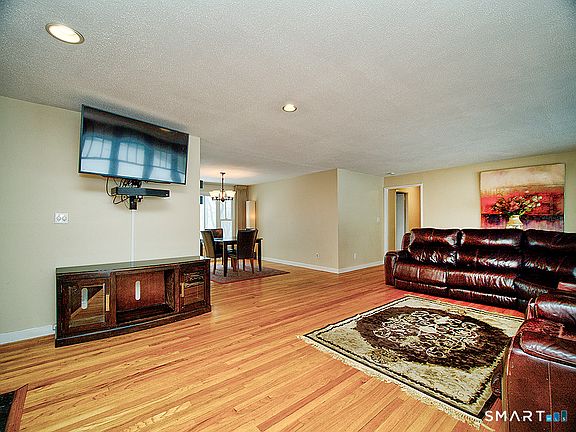 5th image of 136 Knoll Drive