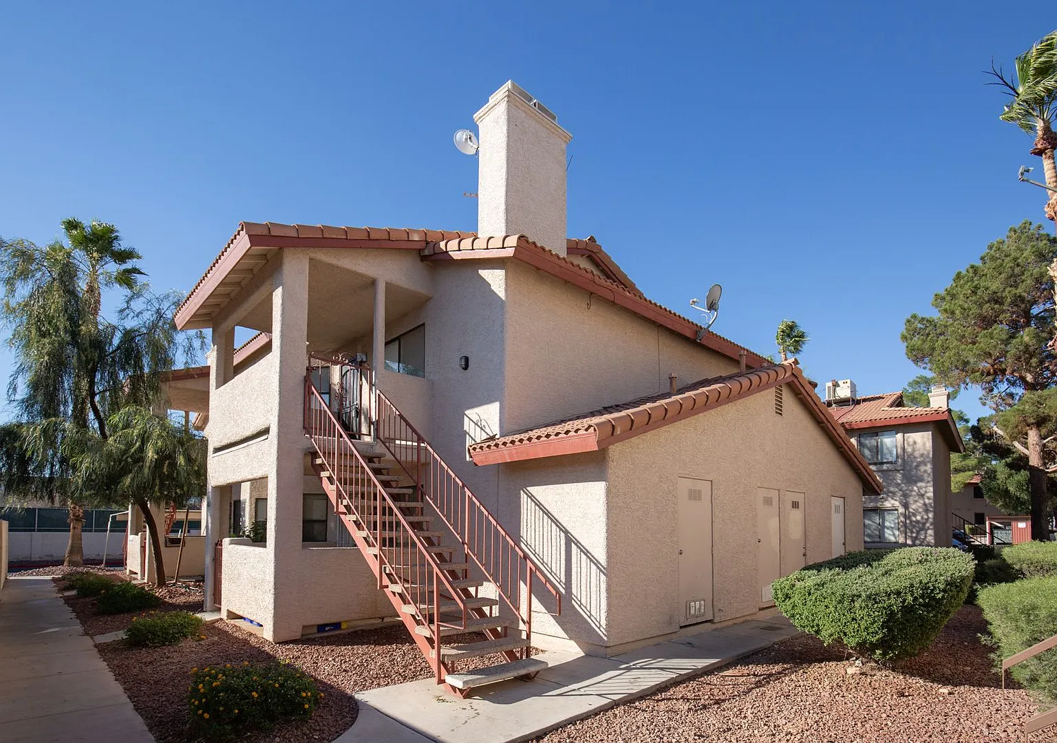 Completely remodeled 2nd floor unit near Summerlin — Photo 1