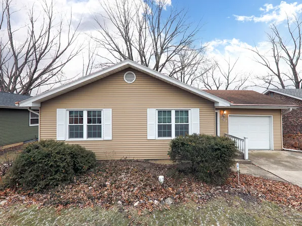 207 Maplewood Dr, North Aurora, IL 60542