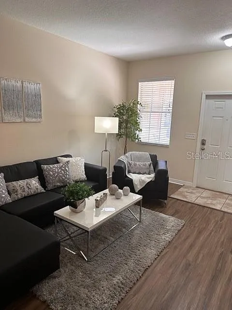 3 bed, 2.5 bath, 1592 sqft, $2,350 — Photo 2
