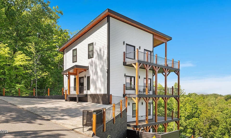 1st image of 611 Ivy Rd